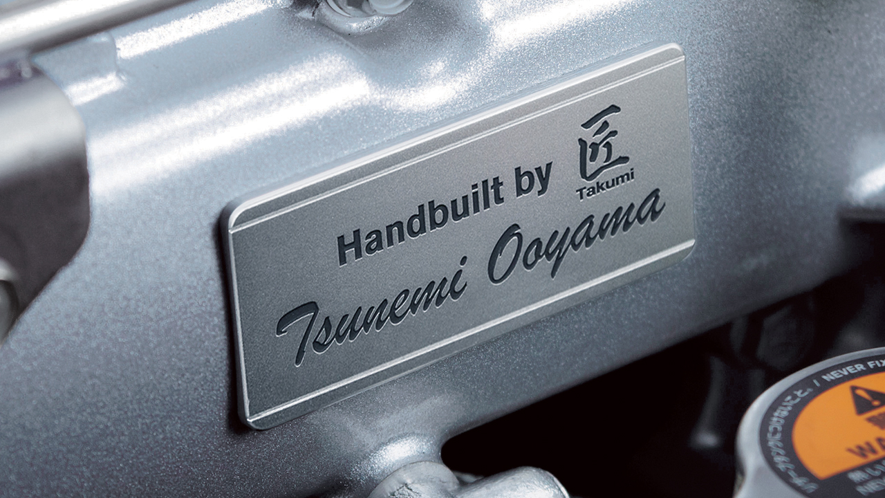 2017-nissan-gtr-hand-built-engine